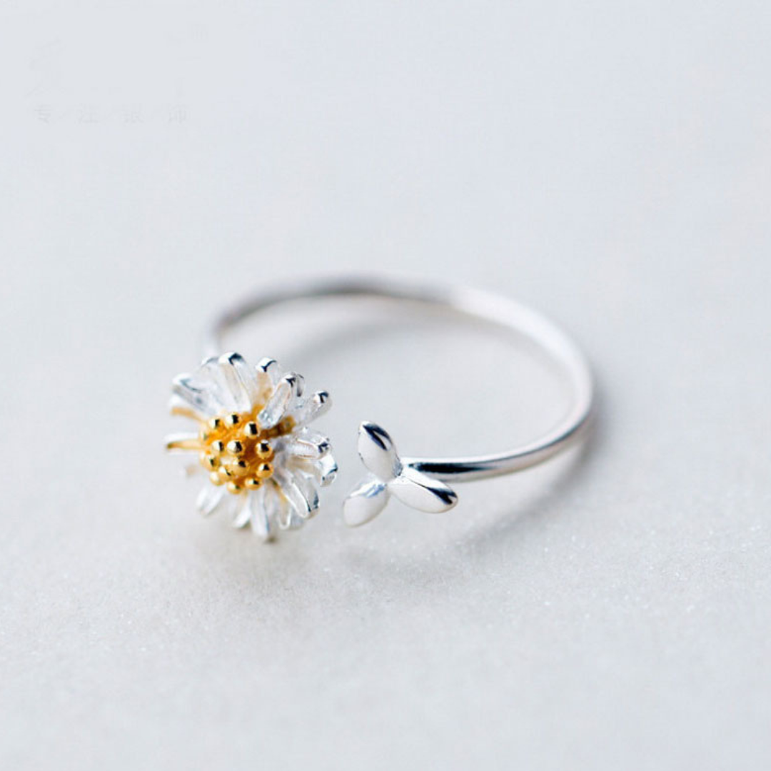 Daisy ring gold product shot