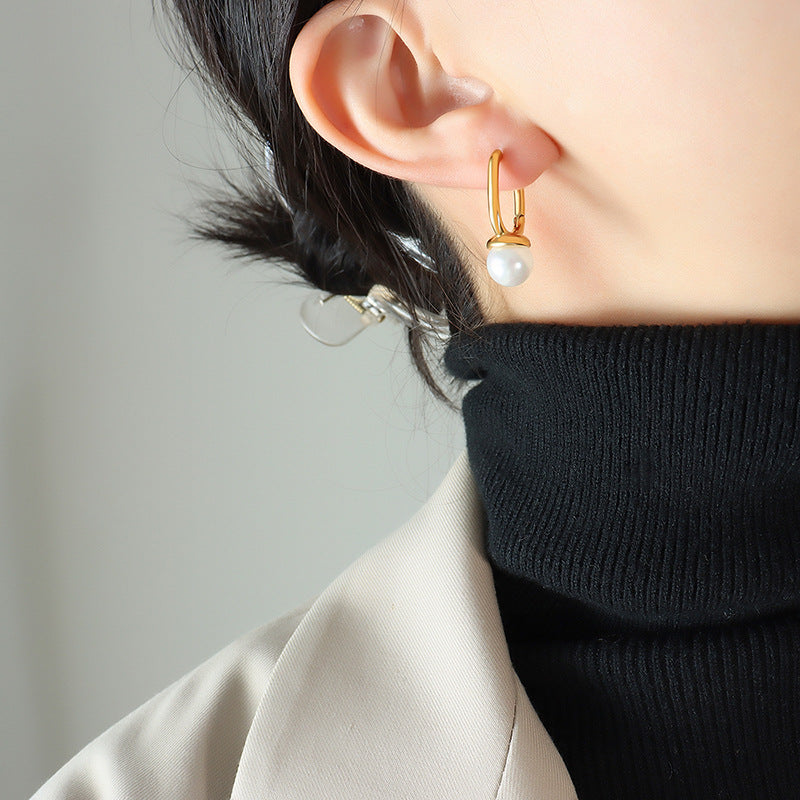 Geometric pearl earrings side detail